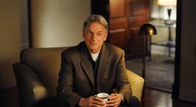 Da Gibbs (Mark Harmon) glaubt, dass Vance ihm etwas verschweigt, fährt er eines Abends zu Vances Privathaus und wird dort von dessen resoluter Frau Jackie zum Essen eingeladen. Wird er etwas herausfinden? © CBS Television