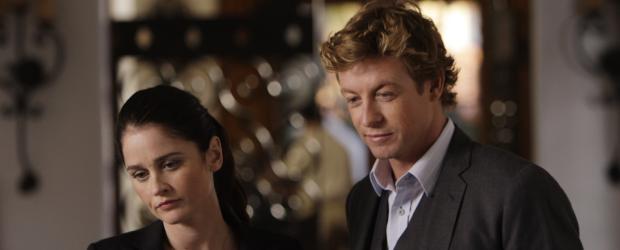 Claire Wolcott wird ermordet in einem Hotelzimmer gefunden. Sie scheint dort die Nacht mit ihrem Liebhaber Paul verbracht zu haben, der angeschossen wurde. Patrick (Simon Baker, r.) und Teresa (Robin Tunney, l.) gehen der Sache auf den Grund ... © Warner Bros. Television Claire Wolcott wird ermordet in einem Hotelzimmer gefunden. Sie scheint dort die Nacht mit ihrem Liebhaber Paul verbracht zu haben, der angeschossen wurde. Patrick (Simon Baker, r.) und Teresa (Robin Tunney, l.) gehen der Sache auf den Grund ... © Warner Bros. Television