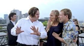 Markus (Markus Majowski, l.) berichtet begeistert Janine (Janine Kunze, M.) und Mathias (Mathias Schlung, r.) von einem Fußballspiel. Während er euphorisch den Spielverlauf erzählt, fällt er vom Dach und keiner erfährt mehr, wie das Spiel ausgegangen ist ... © Sat.1
