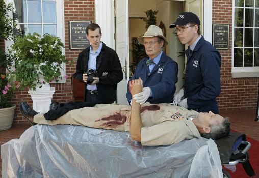 Navy CIS - Ein neuer Fall beschäftigt McGee (Sean Murray, l.), Ducky (David McCallum, M.) und Jimmy (Brian Dietzen, r.) ... © CBS Television