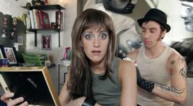 Two Funny - Die Sketch Comedy - Ihr (Judith Richter, l.) Tattoo hat jetzt echt lange gedauert. Aber dafür hat er (Alexander Schubert, r.) ihr auch einen Spitzenpreis gemacht! Doch wofür gab es den großzügigen Erlass ...? © Noreen Flynn Sat.1