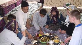 Die strengsten Eltern der Welt - Dominiks (r.) Zigarettenkonsum ist gigantisch, auf Verbote seiner Mutter reagiert er mit gewalttätigen Ausbrüchen. In der Türkei soll er lernen, was es bedeutet, Verantwortung zu übernehmen. © kabel eins