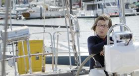 Navy CIS: L.A. - Hetty (Linda Hunt) kündigt ihren Job und versucht sich an ein Leben nach der Arbeit zu gewöhnen, doch kann sie sich von der Welt der Spionage wirklich verabschieden? © CBS Studios Inc. All Rights Reserved.