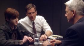 Gibbs (Mark Harmon, r.) und Tony (Michael Weatherly, M.) untersuchen einen zwei Wochen alten Mordfall, bei dem der pensionierte Marine Yale Peyton in seinem Wohnzimmer mit einer Axt erschlagen wurde. Sein Sohn, der 18-jährige Nick (Cameron Monaghan, l.), steht unter dringendem Tatverdacht. Doch hat er wirklich etwas damit zu tun? © CBS Television