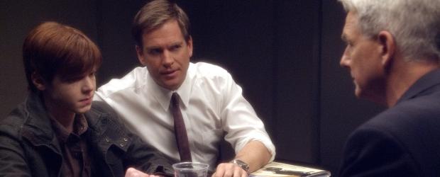 Gibbs (Mark Harmon, r.) und Tony (Michael Weatherly, M.) untersuchen einen zwei Wochen alten Mordfall, bei dem der pensionierte Marine Yale Peyton in seinem Wohnzimmer mit einer Axt erschlagen wurde. Sein Sohn, der 18-jährige Nick (Cameron Monaghan, l.), steht unter dringendem Tatverdacht. Doch hat er wirklich etwas damit zu tun? © CBS Television