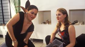 Was Frauen alles in Kauf nehmen, wenn sie ein ansprechendes Paar Schuhe gefunden haben, ist doch wirklich etwas übertrieben, oder? (Shirin Soraya, l.; Nina Vorbrodt, r.) © Sat.1