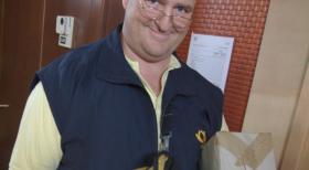 Markus Maria Profitlich als Paketbote. © Sat.1