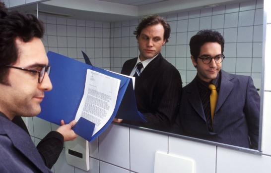 Wer in der heutigen Geschäftswelt mithalten will, muss wirklich flexibel sein. Aber das hier ist doch wohl eine Zumutung, oder? (Mirco Reseg, l. und Thomas M. Held, r.) © Sat.1