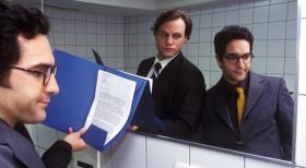 Wer in der heutigen Geschäftswelt mithalten will, muss wirklich flexibel sein. Aber das hier ist doch wohl eine Zumutung, oder? (Mirco Reseg, l. und Thomas M. Held, r.) © Sat.1