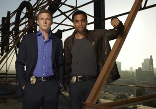 (1. Staffel) - Werden von ihrem Boss wegen ihrer ständigen Streitereien zur Partnertherapie geschickt: die Cops Travis Marks (Michael Ealy, r.) und Wes Mitchell (Warren Kole, l.) ... © USA Network