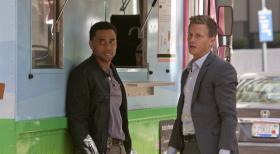 Common Law - Wollen unbedingt Dr. Ryan als Therapeutin zurück: Travis (Michael Ealy, l.) und Wes (Warren Kole, r.) ... © USA Network