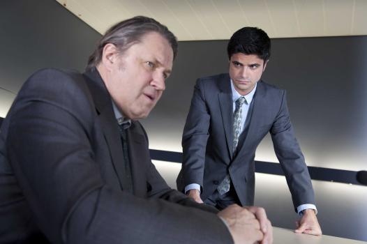 Andreas (Maximilian Grill, r.) fühlt dem Betriebsrat Rolf Ziller (Michael Brandner, l.) mal etwas genauer auf den Zahn - und kommt Ungereimtheiten auf die Spur ... © SAT.1