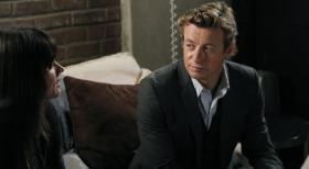 The Mentalist - Ermitteln in einem neuen Fall: Patrick Jane (Simon Baker, r.) und Teresa Lisbon (Robin Tunney, l.) ... © Warner Bros. Television