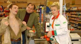Bei den dreisten Dreien - Ralf Schmitz, l., Markus Majowski, M. und Mirja Boes, r. - entwickelt sich ein einfacher Supermarktbesuch zum komischen Desaster. © Sat.1