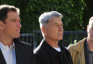 Ermitteln in einem neuen Mordfall: Gibbs (Mark Harmon, M.), Tony (Michael Weatherly, l.) und McGee (Sean Murray, r.) ... © CBS Television
