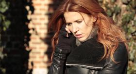 Unforgettable - Eine junge Tennisspielerin, die sich gerade auf ihr Comeback vorbereitete, wird nachts auf dem Weg zum Auto erschossen. Wie es scheint, kannte sie ihren Mörder. Bei der Suche nach dem Täter bekommt Carrie (Poppy Montgomery) ungewöhnliche Unterstützung ... © 2011 CBS Broadcasting Inc. All Rights Reserved.