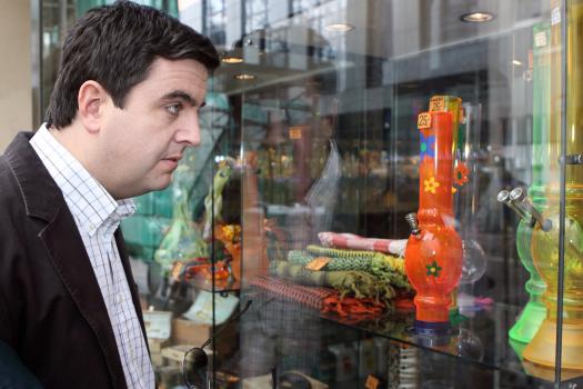 Scheiß Tag: Erst geht Bastians (Bastian Pastewka) Beziehung in die Brüche und dann erwischt er seine 17-jährige Nichte Kim beim Verkaufen von Marihuana, womit diese ihren Führerschein bezahlen will ... © Sat.1
