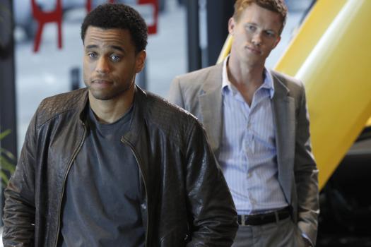 Common Law - Travis Marks (Michael Ealy, l.) und Wes Mitchell (Warren Kole, r.) sind Cops beim LAPD-Morddezernat und haben ein Problem: Sie können sich nicht ausstehen! Als unverzichtbares Dreamteam der Polizeidienststelle schickt sie ihr Chef deshalb zur Partnertherapie ... © 2012 USA Network Media, LLC