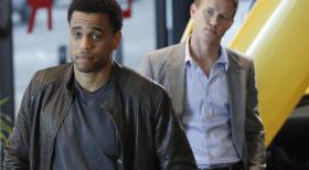 Common Law - Travis Marks (Michael Ealy, l.) und Wes Mitchell (Warren Kole, r.) sind Cops beim LAPD-Morddezernat und haben ein Problem: Sie können sich nicht ausstehen! Als unverzichtbares Dreamteam der Polizeidienststelle schickt sie ihr Chef deshalb zur Partnertherapie ... © 2012 USA Network Media, LLC