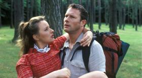 Die Hochzeitsreise - der Urlaub für verliebte Turteltauben schlechthin. Kuscheln, Knutschen, die Braut über die Schwelle tragen... Hallo! Über die Schwelle!!! (Nina Vorbrodt, l. und Hanno Friedrich, r.) © Sat.1