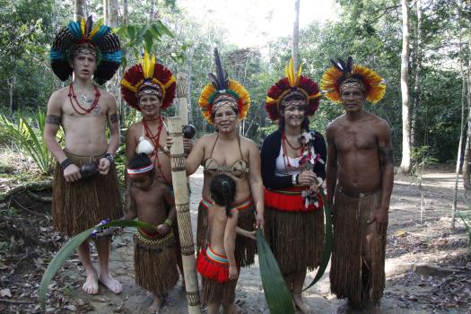 Die strengsten Eltern der Welt - Maurice (l.) und Angelina (2.v.r.) mit ihrer brasilianischen Gastfamilie ... © kabel eins