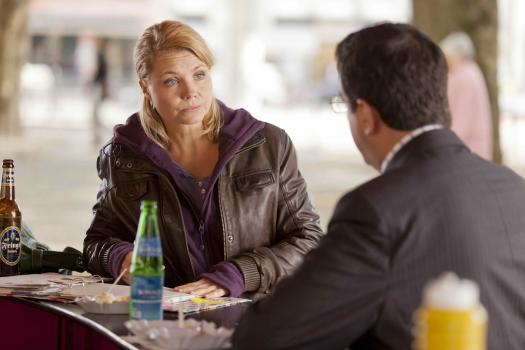 Danni Lowinski - Während Steuerprüfer Herr Schüttke (Batsian Pastewka, r.) Dannis (Annette Frier, l.) Geschäftsunterlagen prüft, versucht sie, ihrem neuen Klienten Edwin Lakic zu helfen ... © SAT.1
