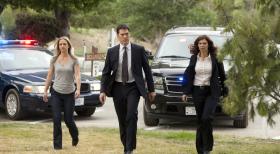 Ermitteln in einem neuen Fall: Hotch (Thomas Gibson, M.), J.J. (A.J. Cook, l.) und ihre neue Kollegin Alex Blake (Jeanne Tripplehorn, r.) ... © ABC Studios