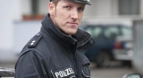 Als die Polizei (Jan Hahn) zu einem Verkehrsunfall gerufen wird, ahnt sie nicht, dass der Unfallverursacher eine Leiche im Kofferraum hat ... © SAT.1