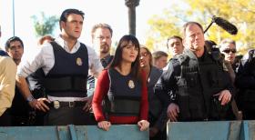 Ein neuer Mordfall beschäftigt Wayne (Owain Yeoman, l.), Teresa (Robin Tunney, M.) und das restliche Team ... © Warner Bros. Television