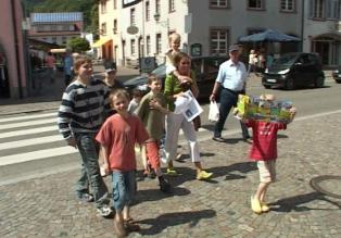 Familie Landwehr hat ein Problem: Sie haben acht Kinder (2 - 14 Jahre) und bald keine Wohnung mehr. Der Vermieter hat ihnen gekündigt und die Suche nach einer neuen Bleibe gestaltet sich schwieriger als gedacht. Den Maklern und Vermietern ist die Familie zu groß. Nun hilft nur Eigeninitiative, sie verteilen gemeinsam Flyer in der Fußgängerzone: Wohnungssuche macht erfinderisch. © Sat.1