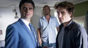 Der letzte Bulle - Als Mick (Henning Baum, M.) und Andreas (Maximilian Grill, l.) den Verdächtigen Ingo Gräber (David Rott, r.) befragen, erzählt er ihnen nicht, dass er seit geraumer Zeit mit Hubertys Ehefrau zusammenlebt. Aber ist er deshalb auch ein Mörder? © Martin Rottenkolber SAT. 1