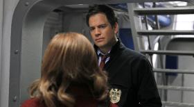 Dr. Rachel Cranston (Wendy Makkena, l.) taucht in der NCIS-Zentrale auf mit dem Auftrag, das komplette Team psychologisch zu begutachten. Selbstverständlich begegnen ihr alle, und vor allem Tony (Michael Weatherly, r.) mit Misstrauen und Ungeduld ... © CBS Television