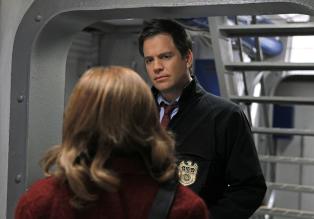 Dr. Rachel Cranston (Wendy Makkena, l.) taucht in der NCIS-Zentrale auf mit dem Auftrag, das komplette Team psychologisch zu begutachten. Selbstverständlich begegnen ihr alle, und vor allem Tony (Michael Weatherly, r.) mit Misstrauen und Ungeduld ... © CBS Television