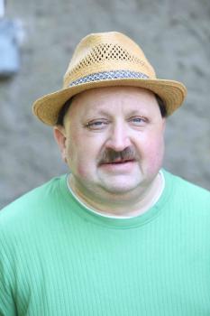 Der einsame Kirchgänger und Schlager-Fan sucht eine Frau, die genauso eine Naschkatze ist wie er: Erik ... © SAT.1