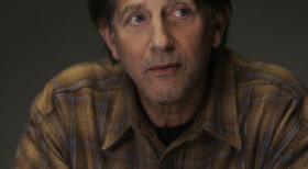 Kurz vor dem Heiligen Abend wird ein älteres Ehepaar in ihrem Haus überfallen und ermordet. Die Beschreibung  eines Zeugen sowie Fingerabdrücke am Tatort führen die Polizei auf die Spur des Navy-Sanitäter Ned Quinn (Peter Coyote) ... © CBS Television