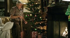 Gibbs bekommt von seinem Vater (Ralph Waite) Besuch zur Weihnachtszeit ... © CBS Television