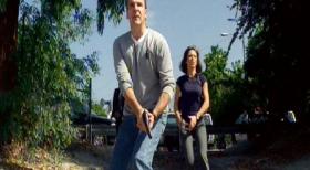 Jason Gideon (Mandy Patinkin, l.) und Emily Prentiss (Paget Brewster, r.) verfolgen den Bankräuber ... © Touchstone Television