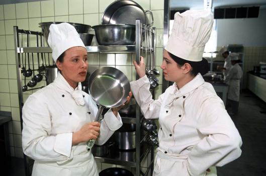 Ganz der Profi! Die Frau in ihrer natürlichen Umgebung, der Küche. (Nina Vorbrodt, l. und Emily Wood, r.) © Sat.1
