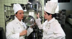 Ganz der Profi! Die Frau in ihrer natürlichen Umgebung, der Küche. (Nina Vorbrodt, l. und Emily Wood, r.) © Sat.1