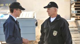 Navy CIS - Ermitteln in einem neuem Fall: Gibbs (Mark Harmon, r.) und Jimmy (Brian Dietzen, l.) ... © CBS Television