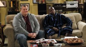 Mike & Molly - Gute Freunde: Mike (Billy Gardell, l.) und Carl (Reno Wilson, r.) ... © Warner Bros. Television