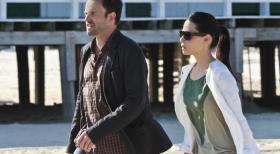 Elementary - Gemeinsam gehen sie auf Spurensuche in einem neuen Mordfall: Sherlock Holmes (Jonny Lee Miller, l.) und Joan Watson (Lucy Liu, r.) ... © CBS Television