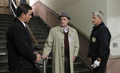 Petty Officer Simon Craig wird in einer Highschool ermordet. Während Gibbs (Mark Harmon, r.) und DiNozzo (Michael Weatherly, l.) mit den Ermittlungen beginnen, taucht Dr. Magnus (Bob Newhart, M.), der Vorgänger von Ducky als Rechtsmediziner, am Tatort auf ... © CBS Television