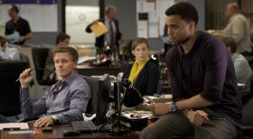 Common Law - Ganz unterschiedlich reagieren Travis (Michael Ealy, r.) und Wes (Warren Kole, l.) darauf, als sie einen Tag im Job von Dr. Ryan (Sonya Walger, M.) begleitet werden ... © 2012 USA Network Media, LLC