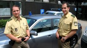 Urlaubs-Chaos, Staus, Unfälle: Die A8 ist eine der gefährlichsten Fernstraßen Deutschlands. Die Autobahnpolizisten Stefan Sturm (l.) und Thomas Krumpholz (r.) sind im Raum Augsburg unterwegs - unauffällig in einem zivilen BMW. Doch der mausgraue Wagen hat es in sich ... © SAT.1