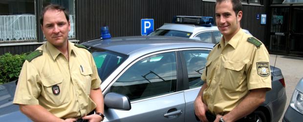 Urlaubs-Chaos, Staus, Unfälle: Die A8 ist eine der gefährlichsten Fernstraßen Deutschlands. Die Autobahnpolizisten Stefan Sturm (l.) und Thomas Krumpholz (r.) sind im Raum Augsburg unterwegs - unauffällig in einem zivilen BMW. Doch der mausgraue Wagen hat es in sich ... © SAT.1 Urlaubs-Chaos, Staus, Unfälle: Die A8 ist eine der gefährlichsten Fernstraßen Deutschlands. Die Autobahnpolizisten Stefan Sturm (l.) und Thomas Krumpholz (r.) sind im Raum Augsburg unterwegs - unauffällig in einem zivilen BMW. Doch der mausgraue Wagen hat es in sich ... © SAT.1