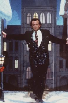 Die Geister, die ich rief ... - Als der zynische Fernsehboss Frank Cross (Bill Murray) aus dem Weihnachtsmärchen von Charles Dickens ein blutiges Action-Spektakel machen will, treten drei Geister an ihn heran, die ihn die wahre Botschaft des Festes der Liebe lehren ... © Paramount Pictures