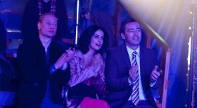 Danni Lowinski - Sind auf die besondere Zirkusvorstellung gespannt: Weddingplaner Manfred (Victor Schefé, l.), Elli (Sanam Afrashteh, M.) und Olli (Jan Sosniok, r.) ... © Frank Dicks SAT.1