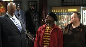 Mike & Molly - Gemeinsam mit Carl (Reno Wilson, l.) macht sich Mike (Billy Gardell, r.) auf die Suche nach dem richtigen Styling für sein erstes Date mit Molly ... © 2010 CBS Broadcasting Inc. All Rights Reserved.