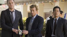 Arbeiten an einem neuen Mordfall: Patrick Jane (Simon Baker, M.), Kimball Cho (Tim Kang, r.) und Wayne Rigsby (Owain Yeoman, l.) © Warner Bros. Television